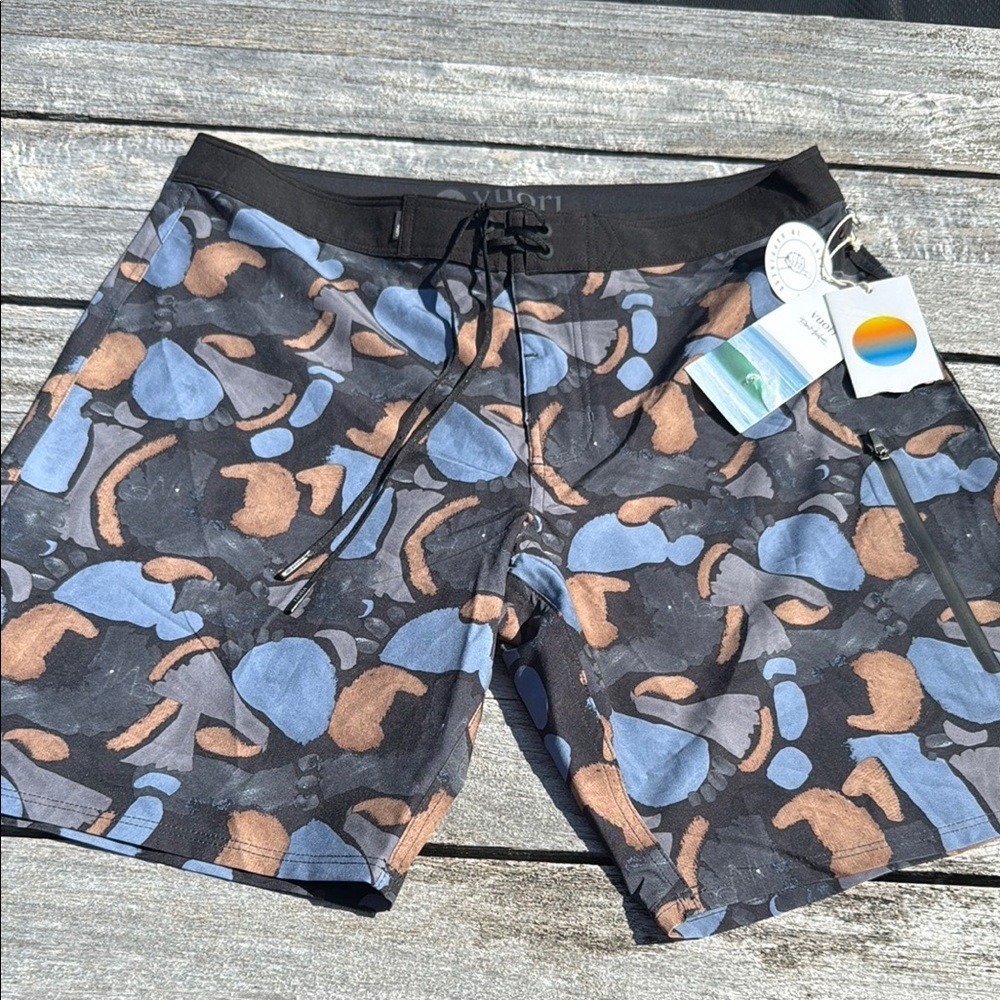 VUORI Infinity Boardshort CLOUD ABSTRACT MENS SIZE 32 nwt swim trunks